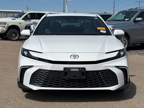 Used 2025 Toyota Camry SE image 3