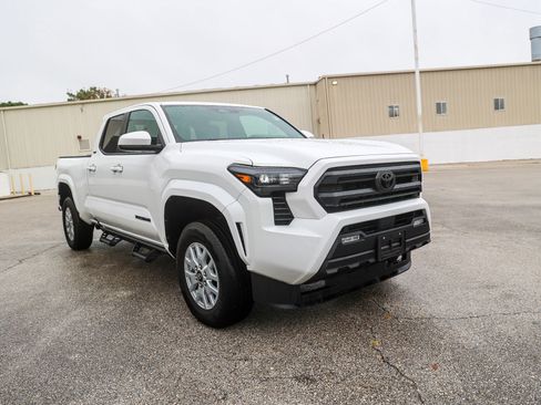 Certified 2025 Toyota Tacoma SR5 AWD/4WD image 5