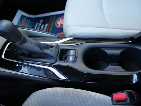 Used 2020 Toyota Corolla LE image 32