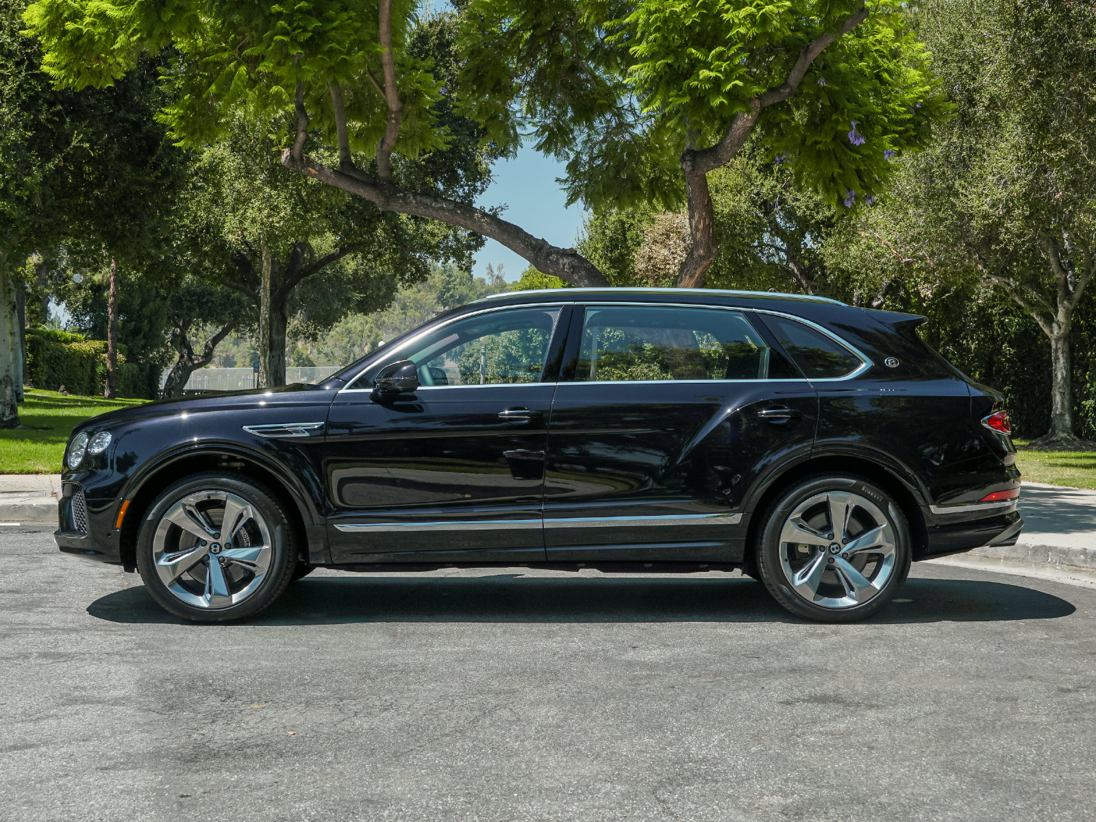 Used 2025 Bentley Bentayga Extended Wheelbase AWD/4WD image 3
