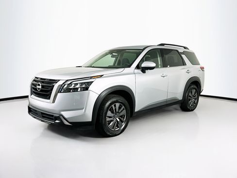 Used 2024 Nissan Pathfinder SV image 3