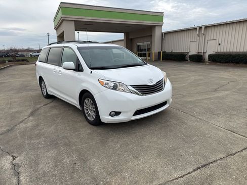 Used 2013 Toyota Sienna XLE image 1