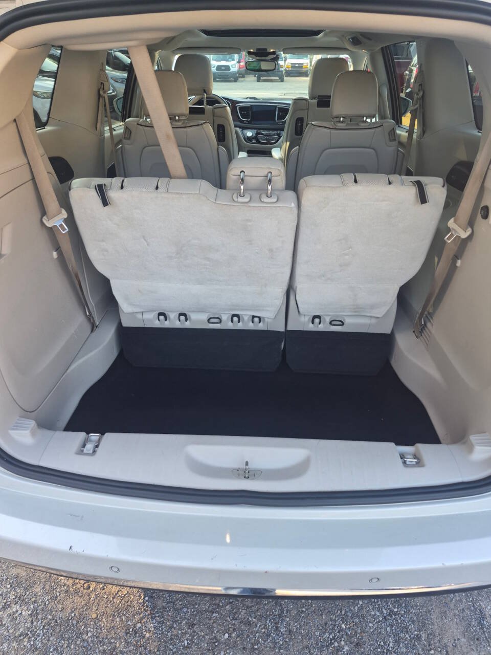 Used 2017 Chrysler Pacifica Limited w/ UConnect Theater Package FWD image 10