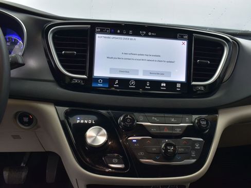 Used 2023 Chrysler Pacifica Touring-L image 16