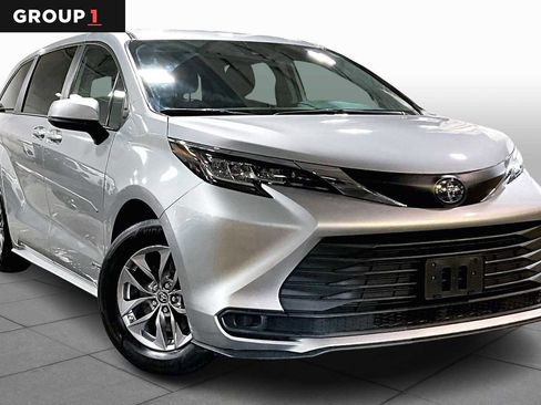 Certified 2021 Toyota Sienna LE image 2