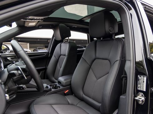 Certified 2025 Porsche Macan image 5