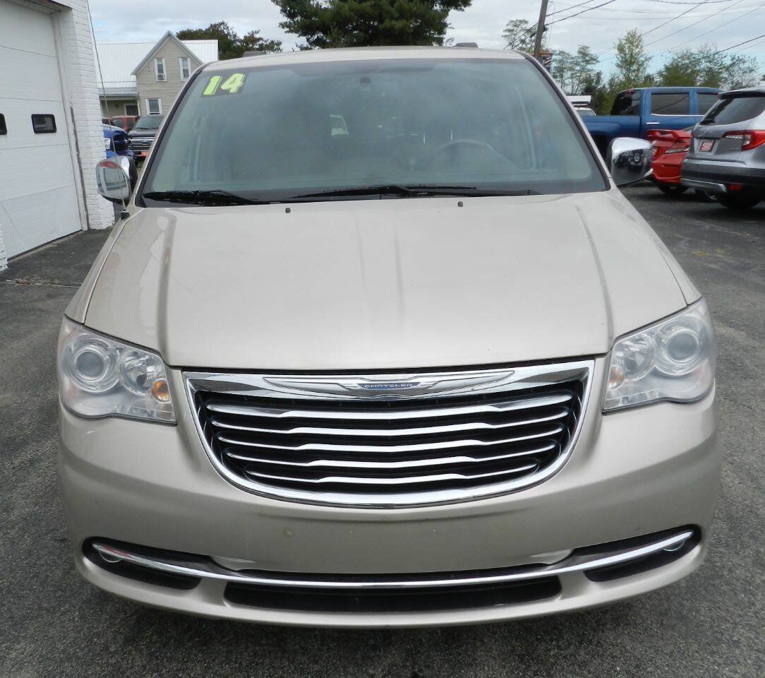 Used 2014 Chrysler Town & Country Limited w/ Luxury Group FWD image 4