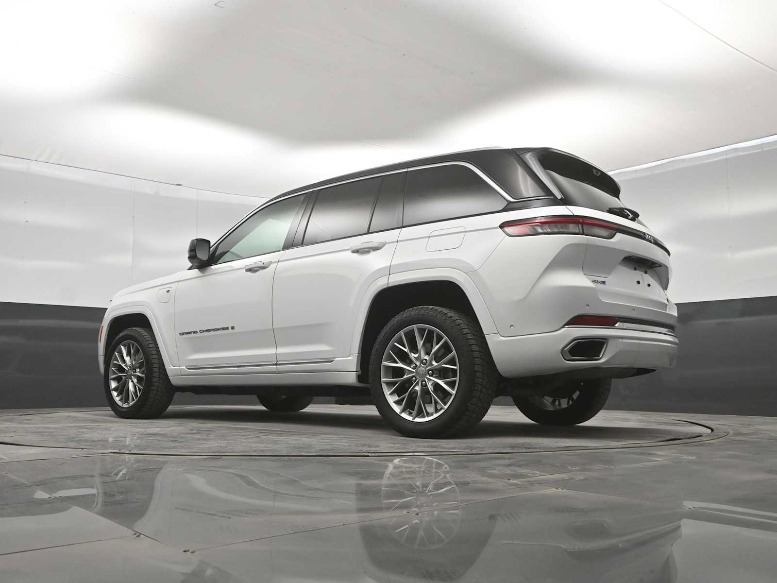 Used 2022 Jeep Grand Cherokee Summit w/ Advanced Protech Group IV AWD/4WD image 36