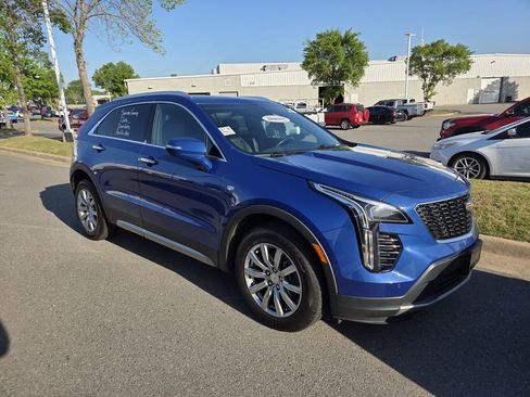 Used 2023 Cadillac XT4 Premium Luxury image 2