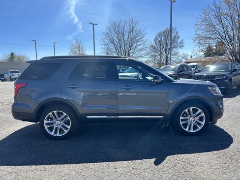 Used 2017 Ford Explorer XLT w/ XLT Technology Feature Bundle AWD/4WD image 2