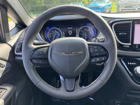 Certified 2024 Chrysler Pacifica Touring-L w/ S Appearance Package AWD/4WD image 15