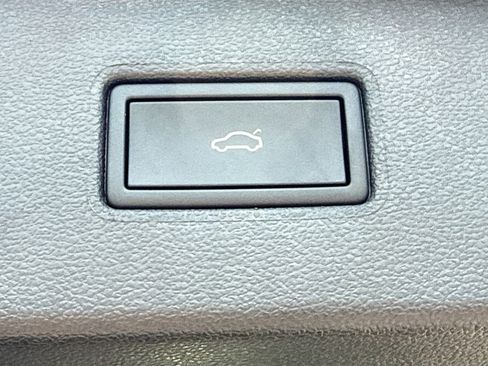Used 2024 Volkswagen Tiguan SE FWD image 13
