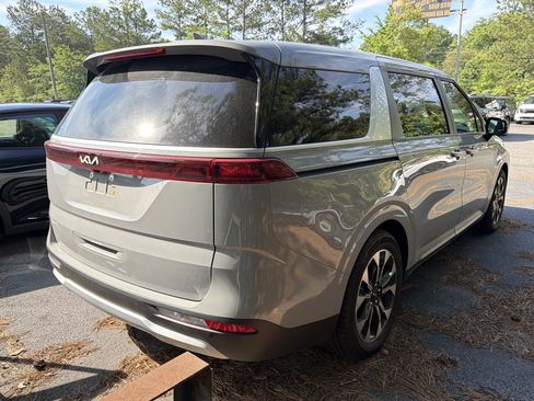 Used 2024 Kia Carnival EX FWD image 4