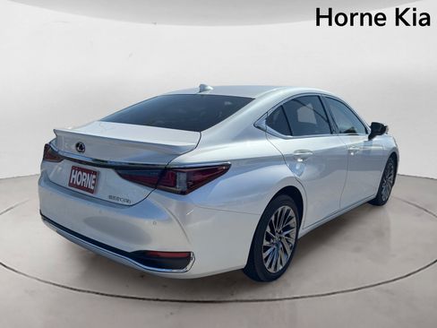 Used 2024 Lexus ES 300h w/ Luxury Package FWD image 4