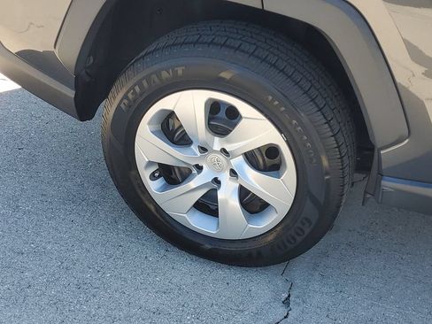 Used 2019 Toyota RAV4 LE FWD image 11