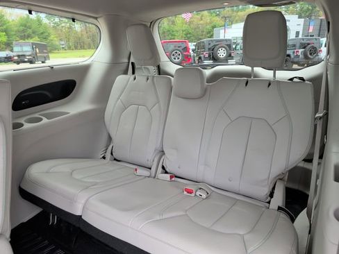 Used 2019 Chrysler Pacifica Touring-L w/ Premium Audio Group FWD image 30