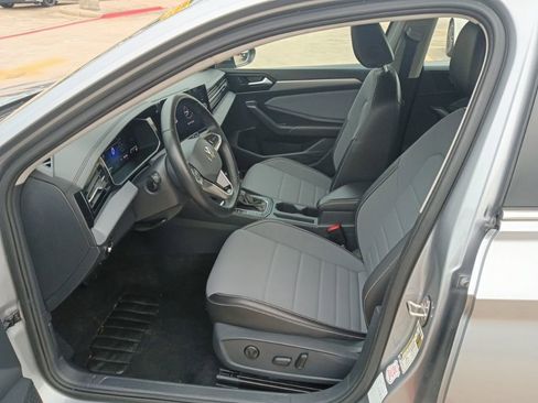 Used 2025 Volkswagen Jetta SE FWD image 4