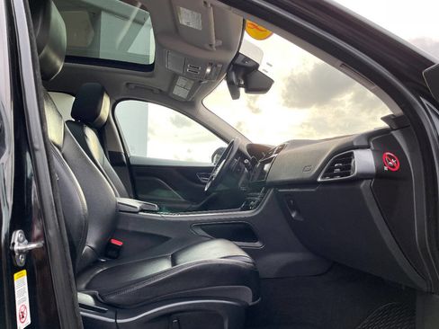 Used 2018 Jaguar F-PACE image 24