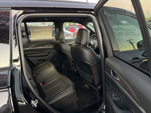 New 2025 Jeep Grand Cherokee Limited w/ Black Appearance Package image 39