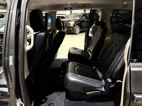 Used 2018 Chrysler Pacifica Touring-L Plus w/ Advanced Safetytec Group FWD image 15