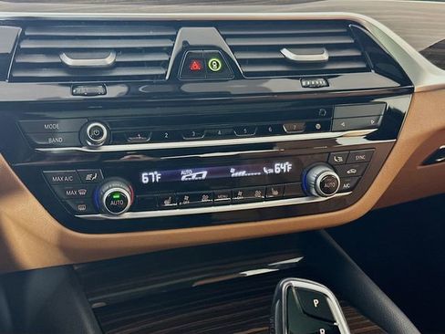 Used 2021 BMW 530e xDrive w/ Convenience Package image 17