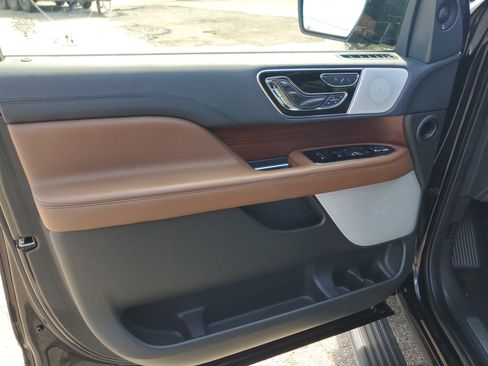 Certified 2023 Lincoln Navigator Reserve AWD/4WD image 10