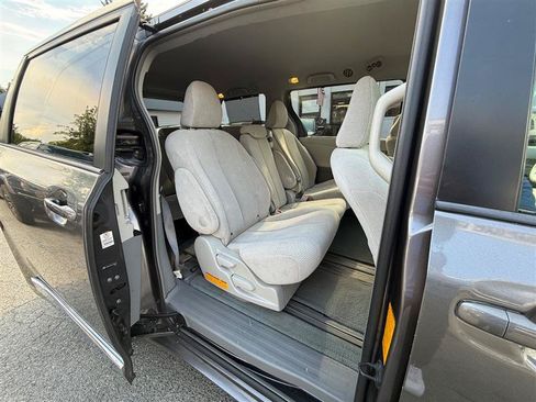 Used 2012 Toyota Sienna LE FWD image 26