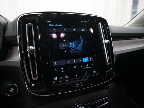 Used 2025 Volvo XC40 B5 Core image 21