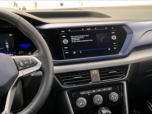 Used 2023 Volkswagen Taos SE w/ Panoramic Sunroof Package image 9