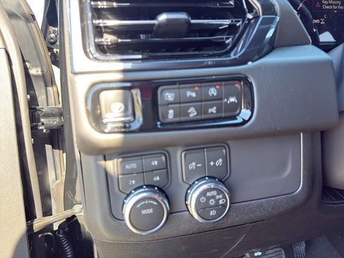 New 2026 GMC Yukon XL AT4 AWD/4WD image 17