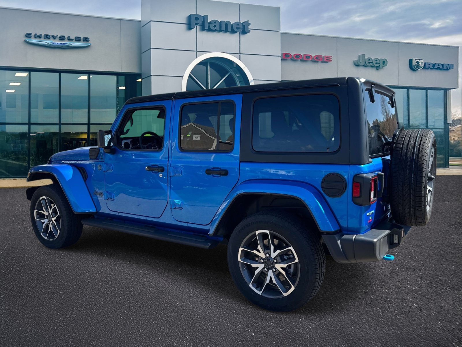 Used 2024 Jeep Wrangler Unlimited w/ Convenience Group AWD/4WD image 3