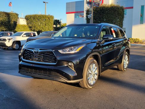 Used 2026 Toyota Highlander Limited image 6