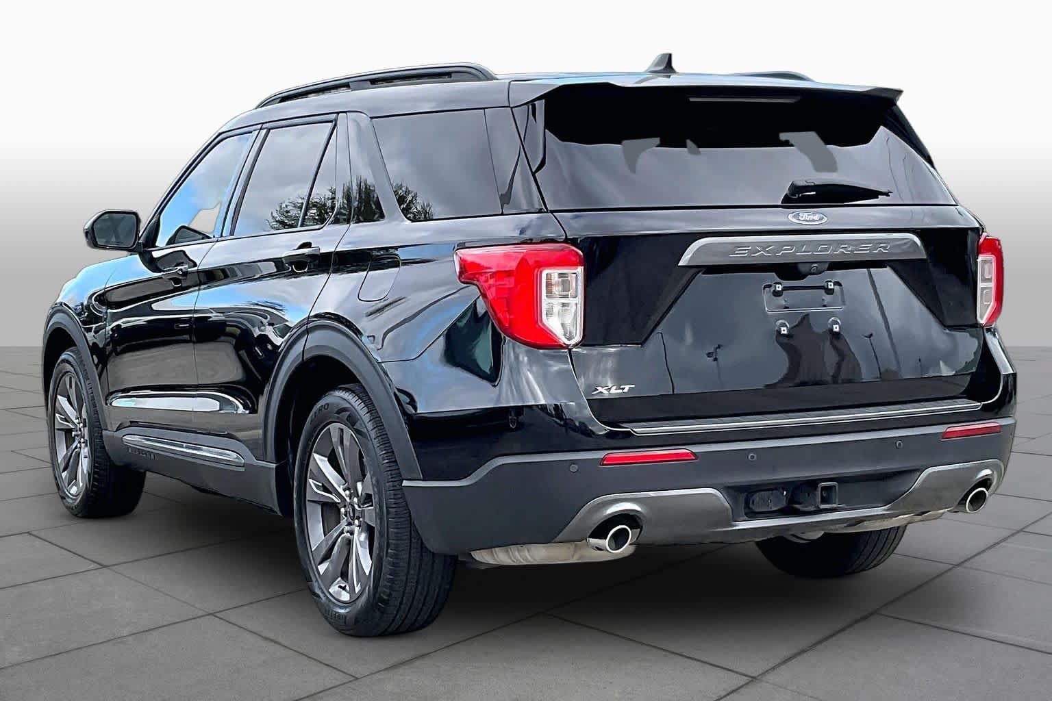 Used 2023 Ford Explorer XLT w/ Equipment Group 202A RWD image 12