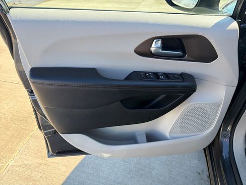 Used 2017 Chrysler Pacifica Touring w/ Tire & Wheel Group image 11