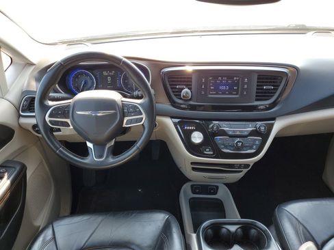 Used 2017 Chrysler Pacifica Touring-L image 14