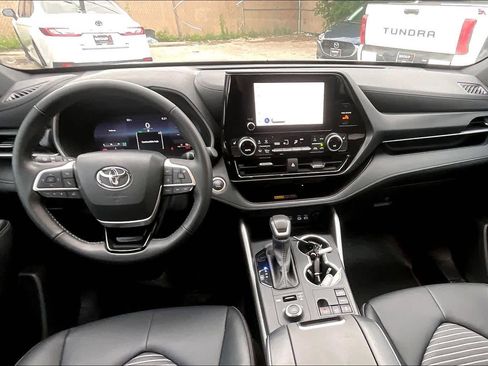 Used 2025 Toyota Highlander XSE AWD/4WD image 16