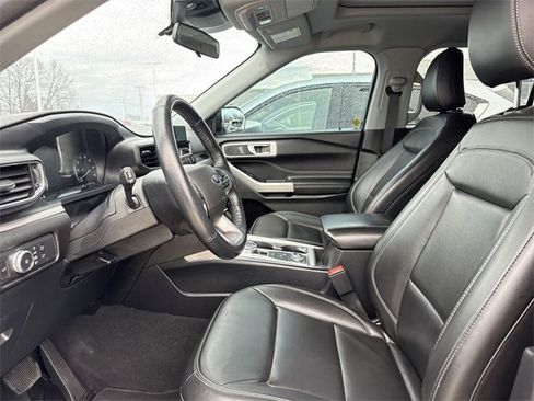 Used 2022 Ford Explorer XLT w/ Equipment Group 202A image 12