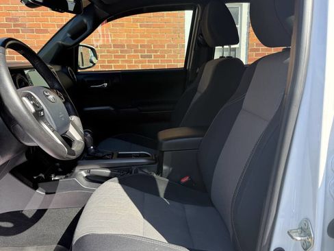 Used 2020 Toyota Tacoma TRD Sport image 8