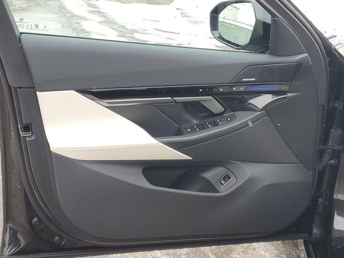 Used 2025 BMW 530i xDrive w/ M Sport Package image 5