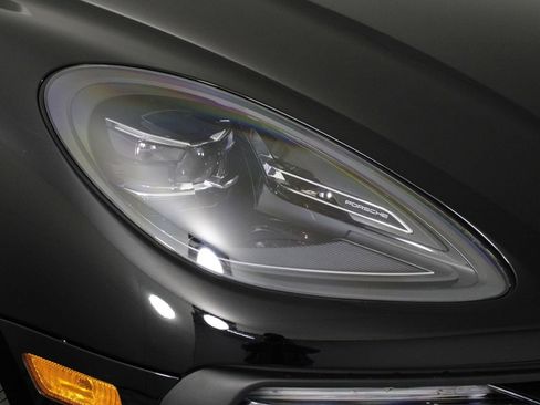 Certified 2025 Porsche Macan image 28