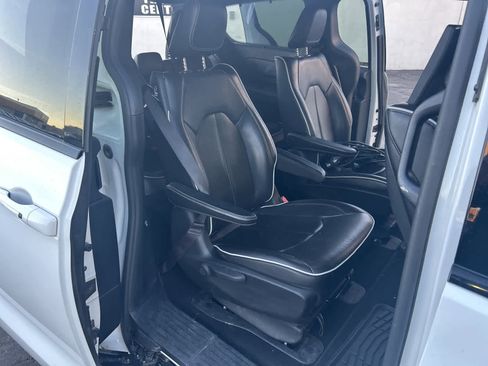 Used 2020 Chrysler Pacifica Limited w/ Advanced Safetytec Group image 36