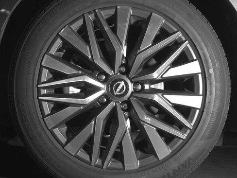 Used 2025 Nissan Altima 2.5 SV FWD image 12
