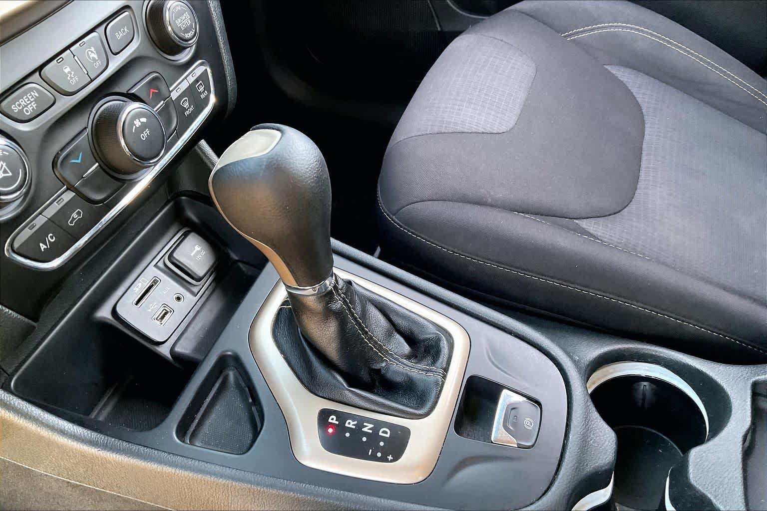 Used 2015 Jeep Cherokee Latitude FWD image 16