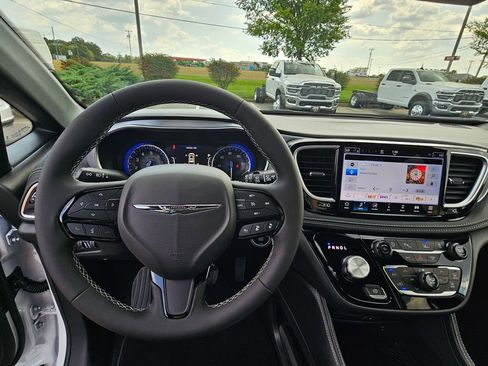 New 2026 Chrysler Pacifica Limited w/ Uconnect Theater Family Group image 14