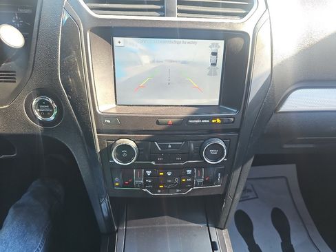 Used 2017 Ford Explorer XLT w/ Equipment Group 202A AWD/4WD image 19