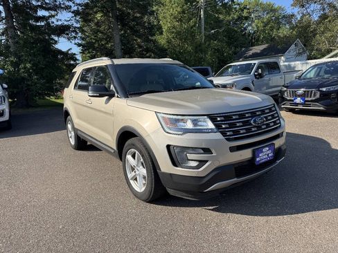 Used 2017 Ford Explorer XLT w/ Equipment Group 202A AWD/4WD image 2
