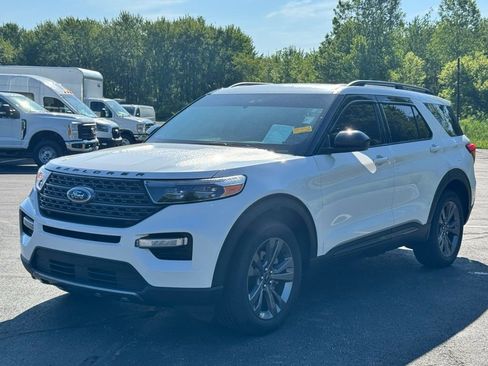 Used 2023 Ford Explorer XLT w/ Equipment Group 202A AWD/4WD image 3