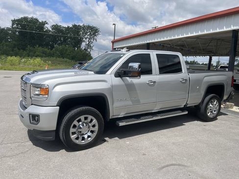 Used 2019 GMC Sierra 2500 Denali w/ Duramax Plus Package AWD/4WD image 6