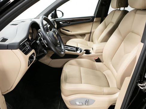 Certified 2024 Porsche Macan AWD/4WD image 22