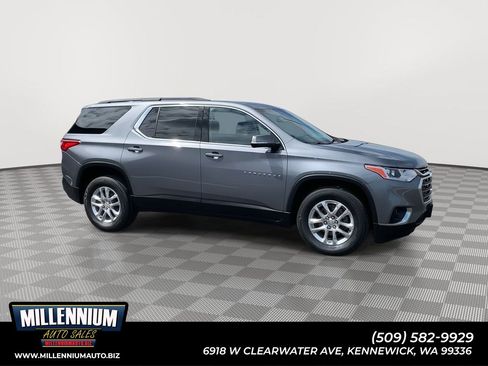 Used 2020 Chevrolet Traverse LT image 1